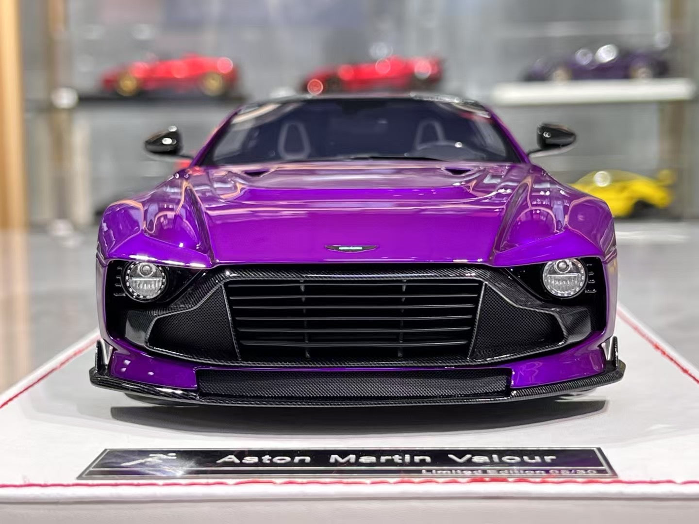 Runner Aston Valour 1/18