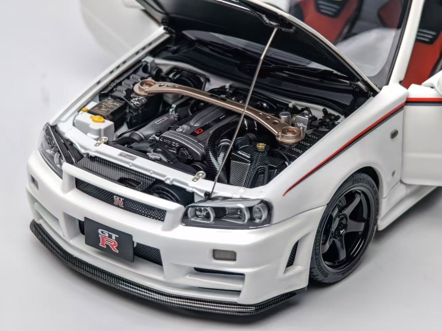 MotorHelix R34 Pearl White 1/18