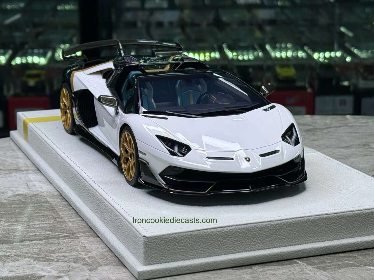 MakeUp 1/18 SVJ Roadster Ad Persona