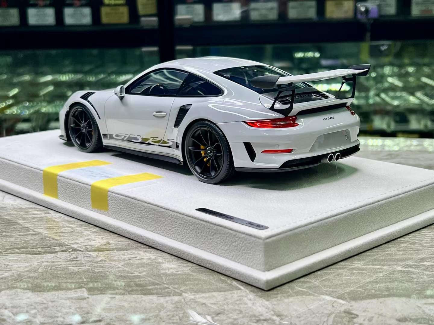 MakeUp 1/18 Porsche 911 GT3RS