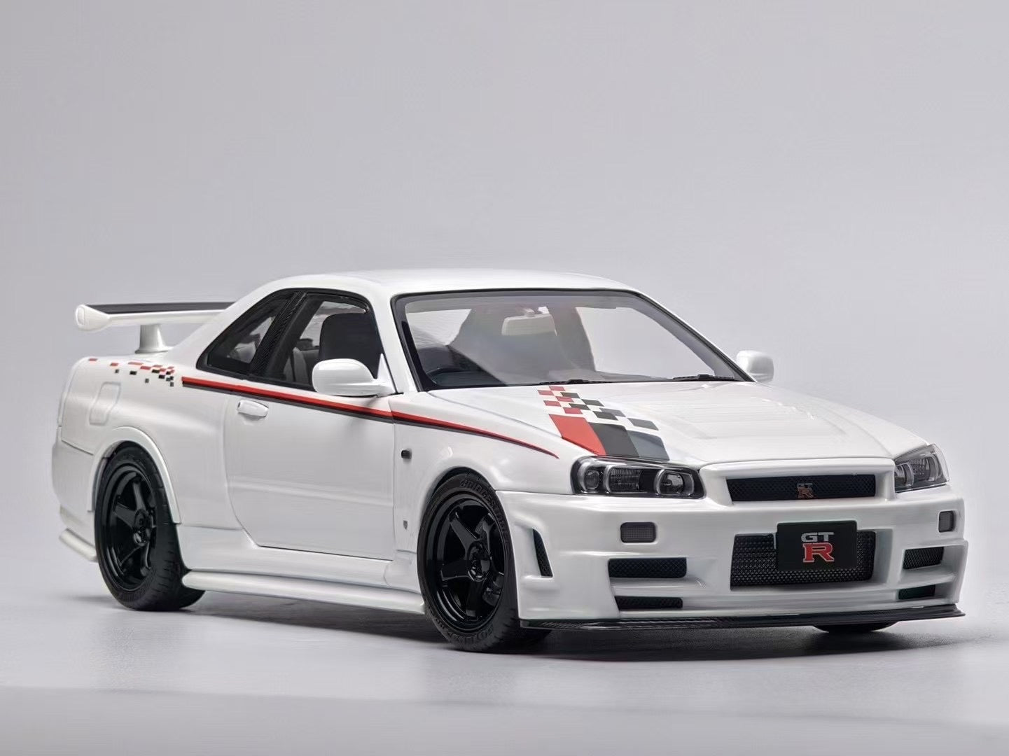 MotorHelix R34 Pearl White 1/18