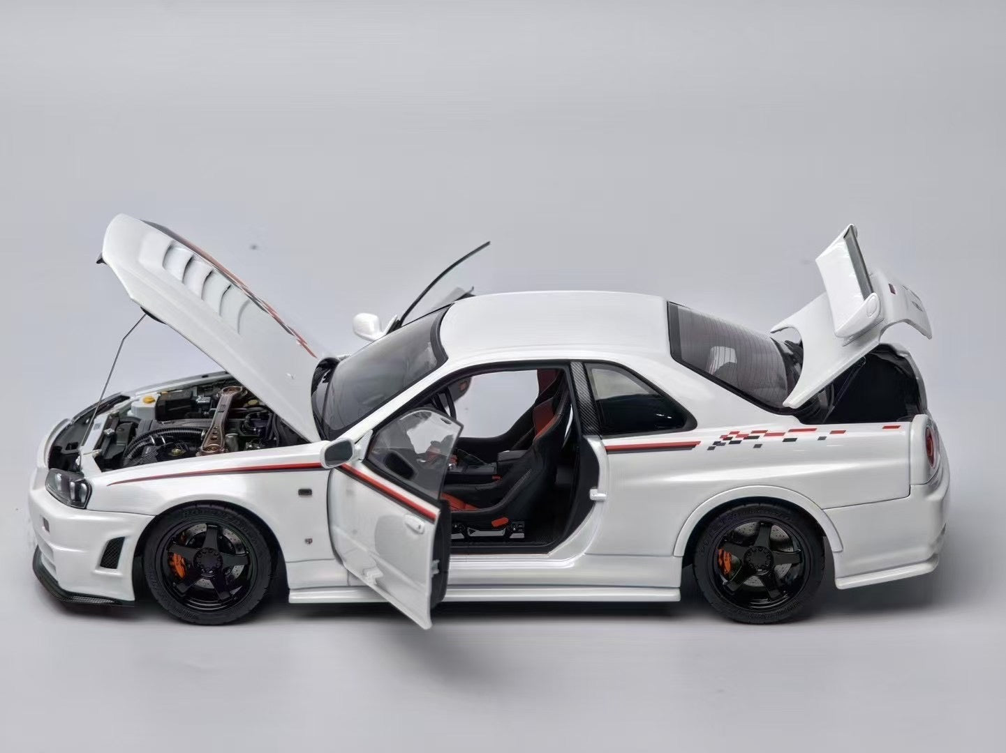 MotorHelix R34 Pearl White 1/18