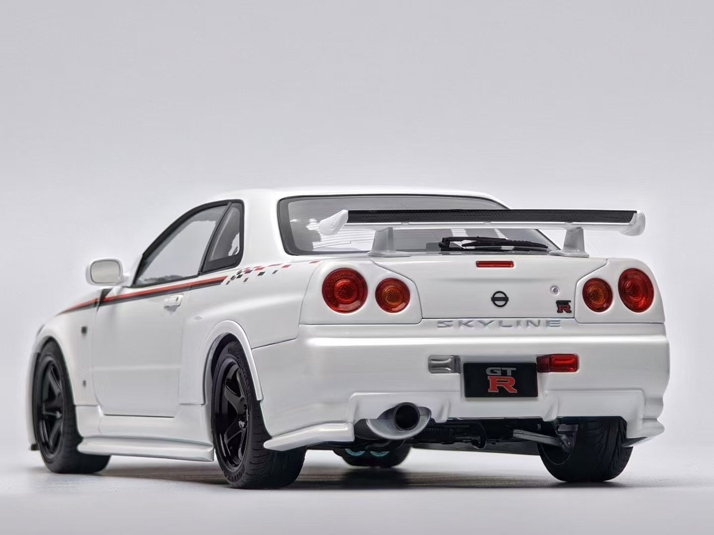 MotorHelix R34 Pearl White 1/18