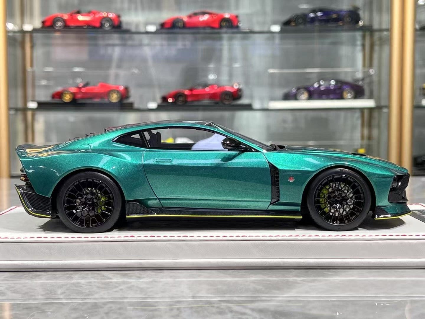 Runner Aston Valour 1/18