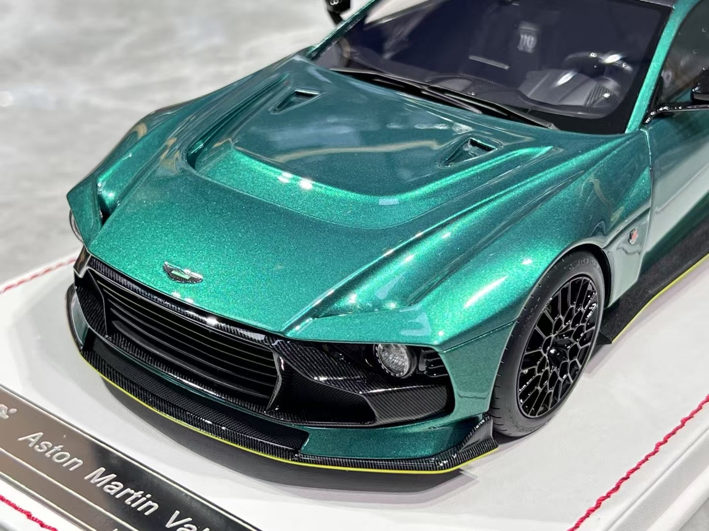 Runner Aston Valour 1/18