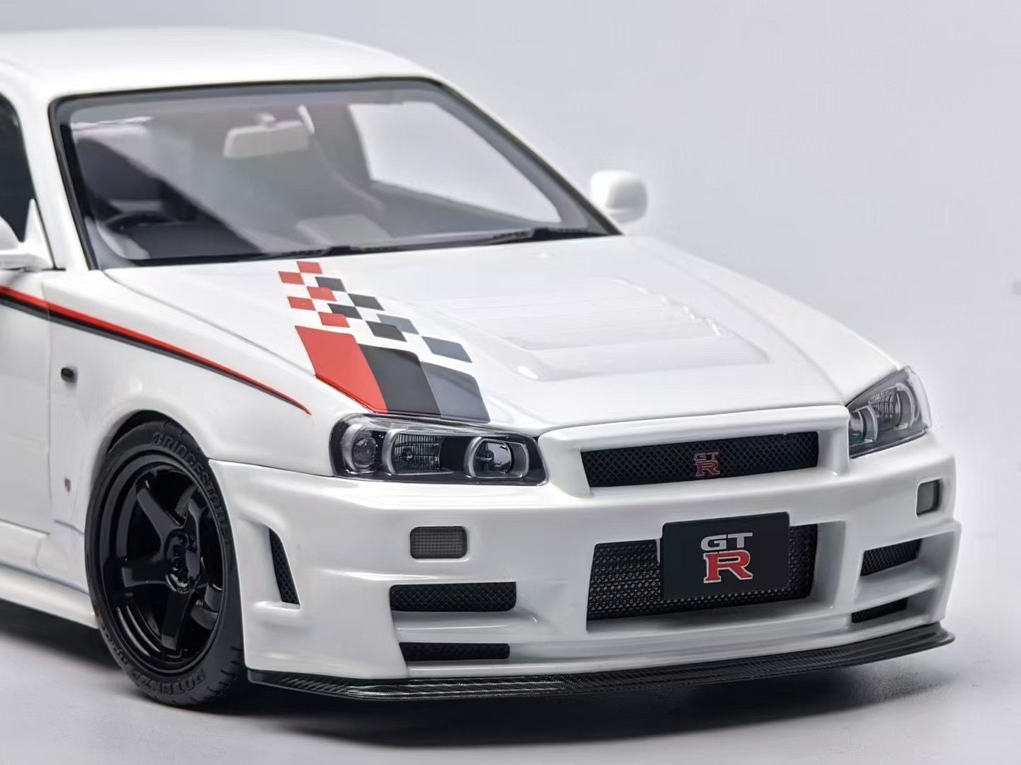 MotorHelix R34 Pearl White 1/18