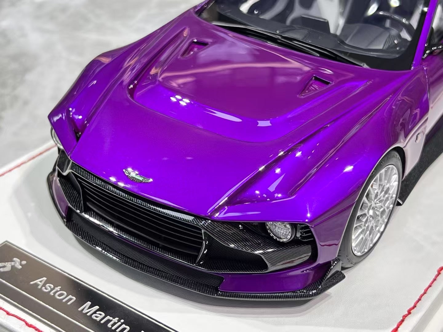 Runner Aston Valour 1/18