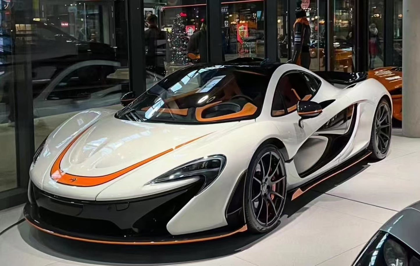 Dino Models McLaren P1 1/18 (White Base)