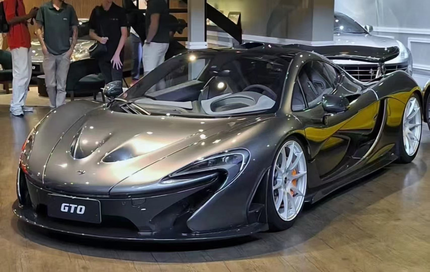 Dino Models McLaren P1 1/18 (White Base)