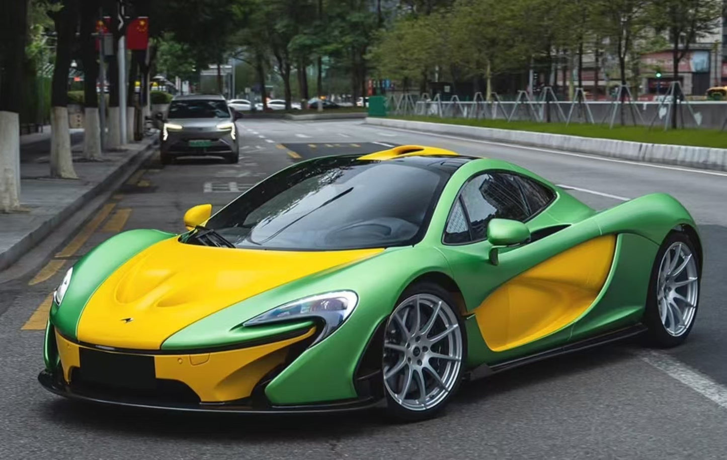 Dino Models McLaren P1 1/18 (White Base)