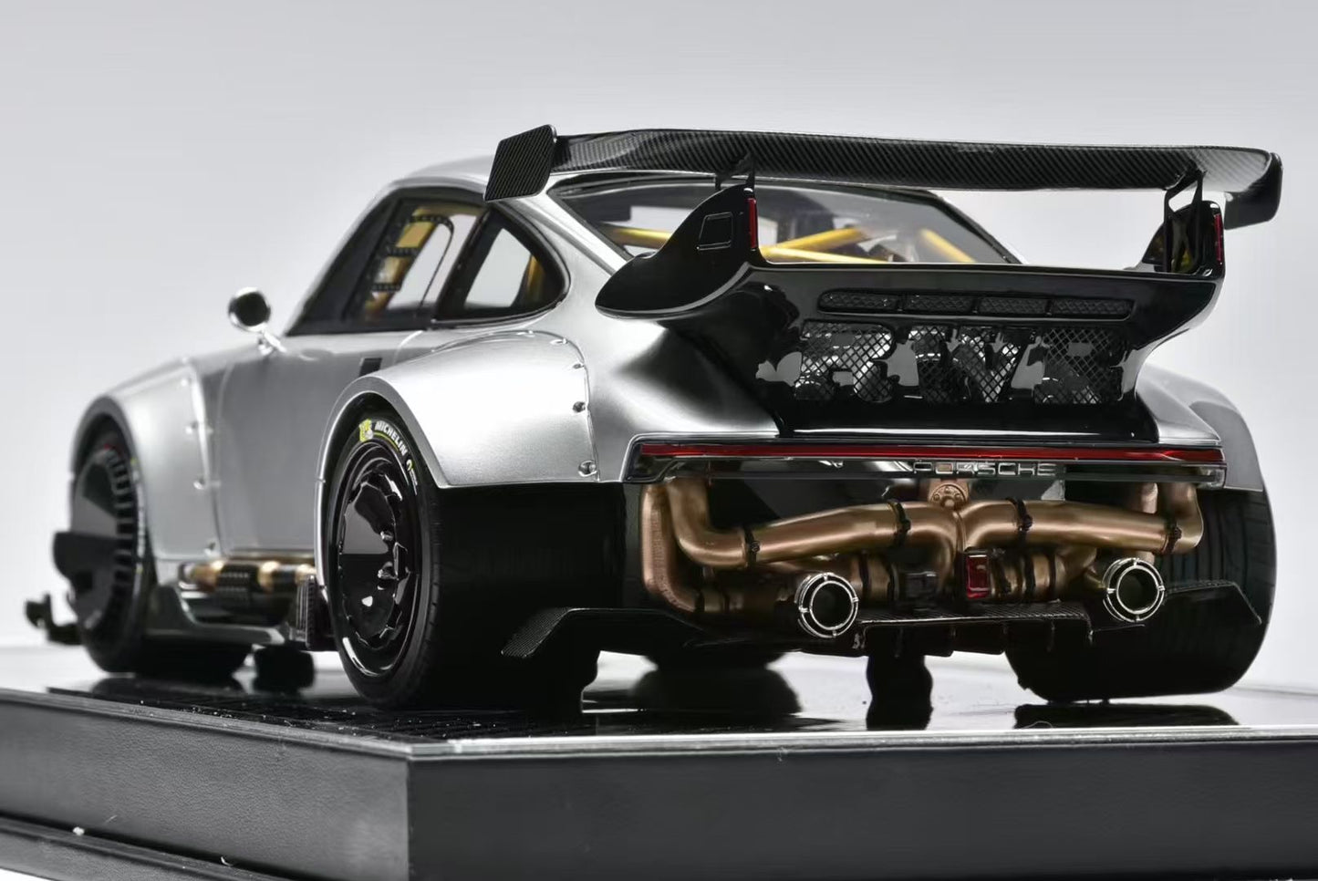 MCM RWB 964 1/18
