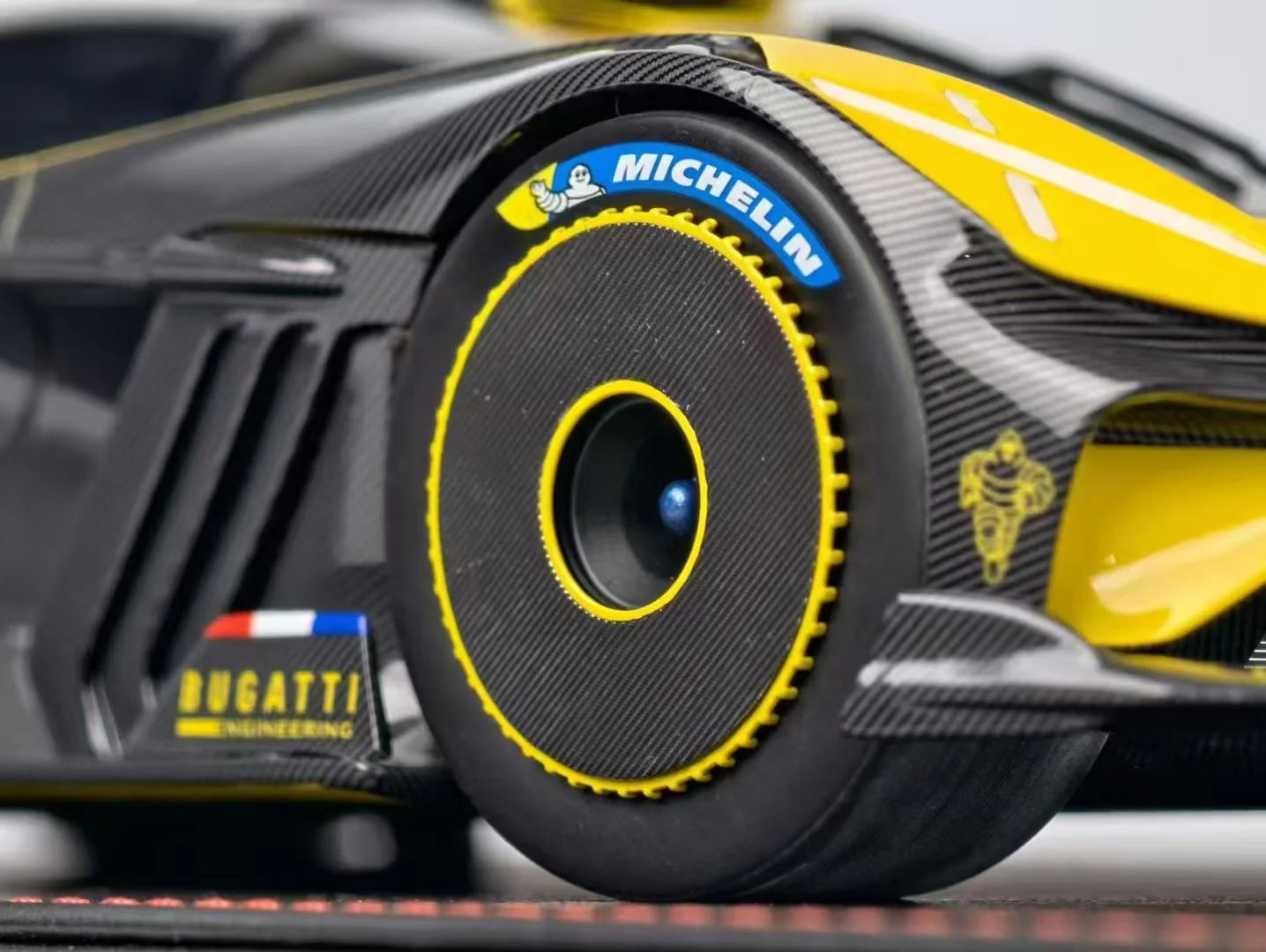 (Pre-Order) MCM Bolide 1/18