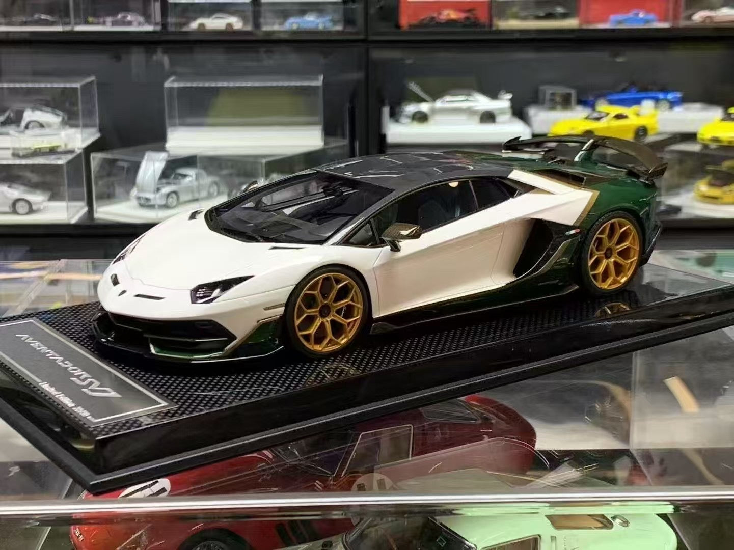 Dino Models Aventador SVJ 1/18 (Carbon Base)