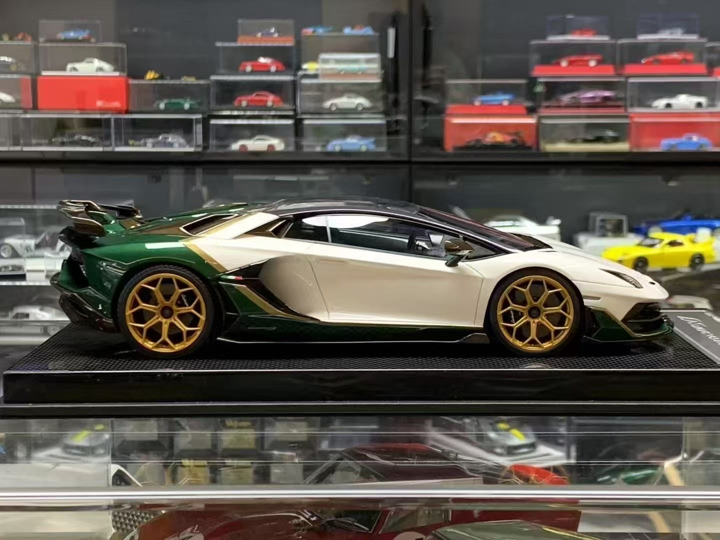 Dino Models Aventador SVJ 1/18 (Carbon Base)