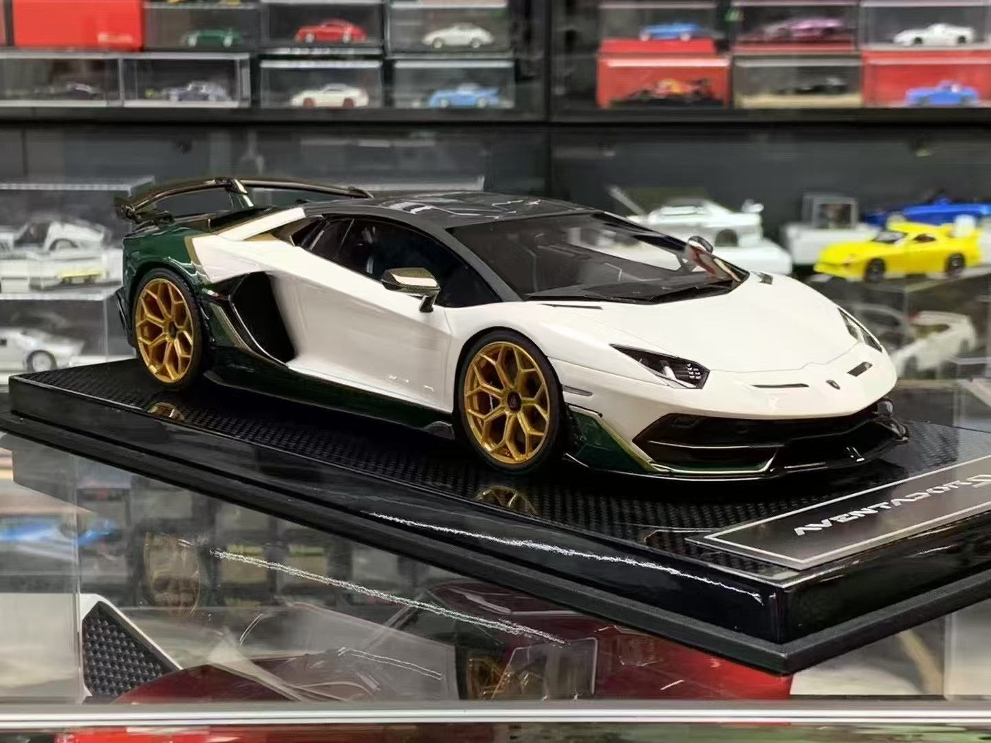 Dino Models Aventador SVJ 1/18 (Carbon Base)