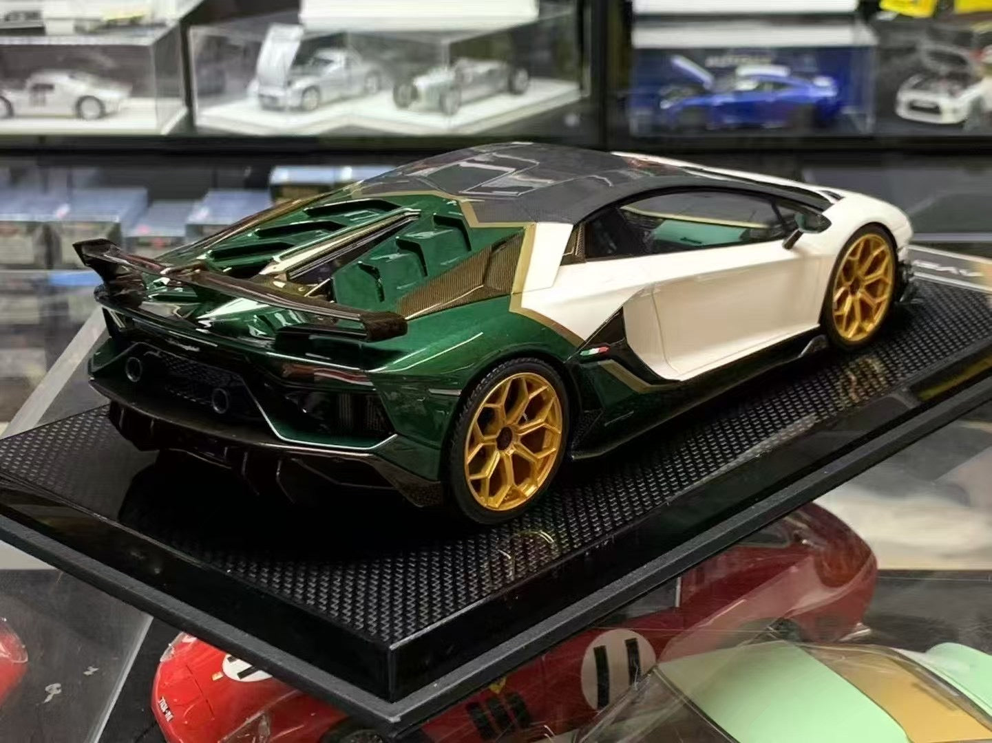 Dino Models Aventador SVJ 1/18 (Carbon Base)