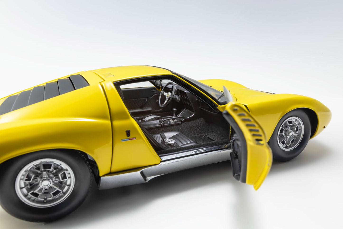 (Pre-Order) Kyosho LAM Miura P 400