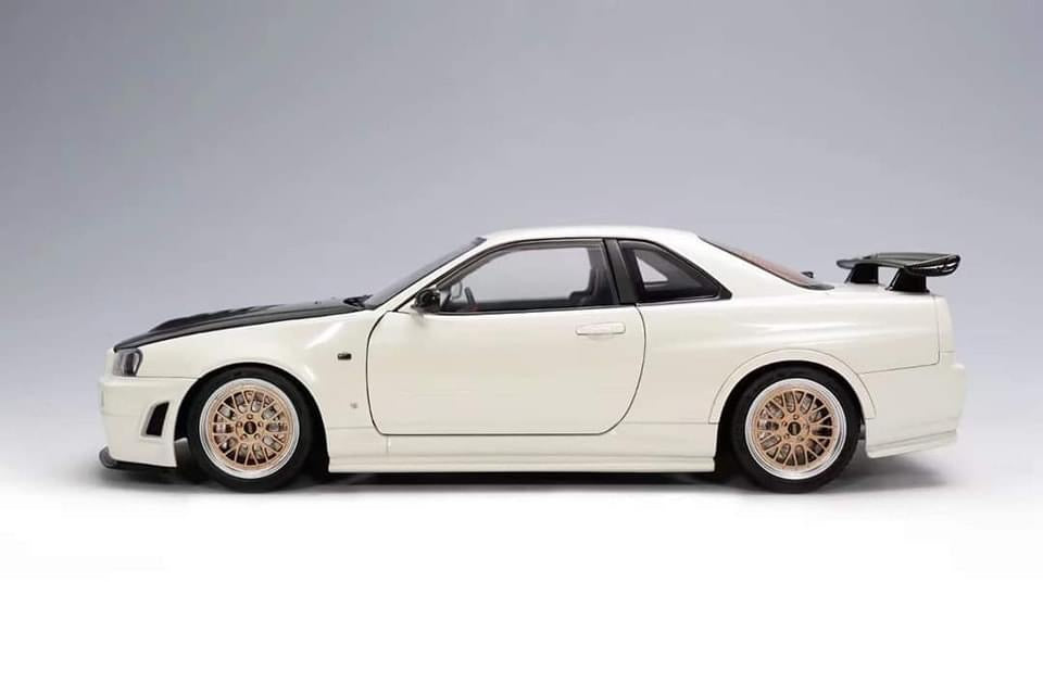 MotorHelix R34 Pearl White 1/18