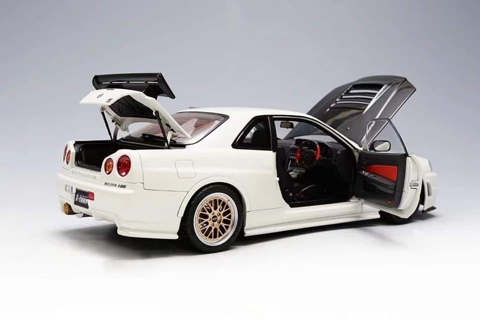 MotorHelix R34 Pearl White 1/18
