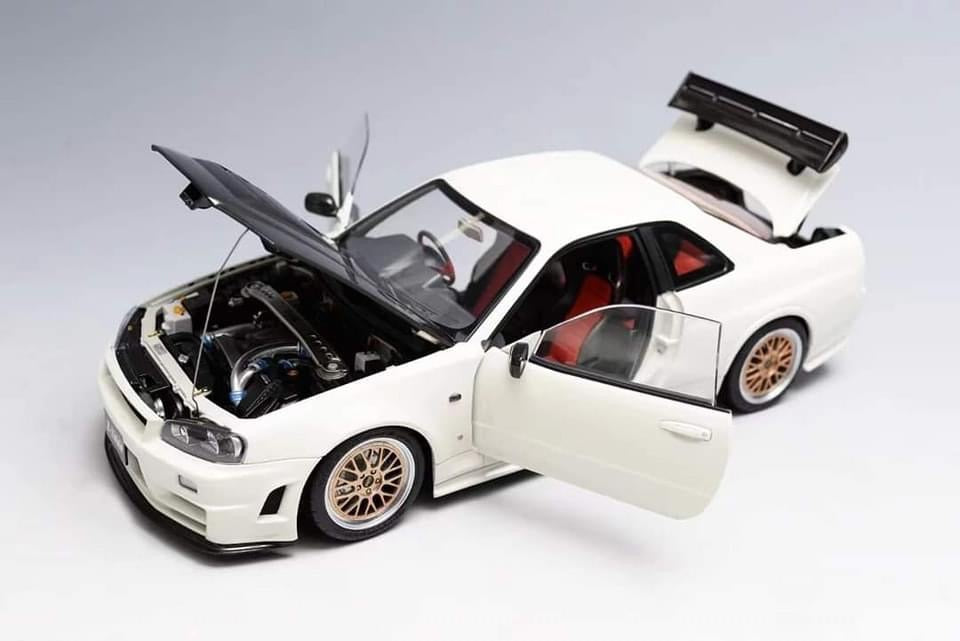 MotorHelix R34 Pearl White 1/18