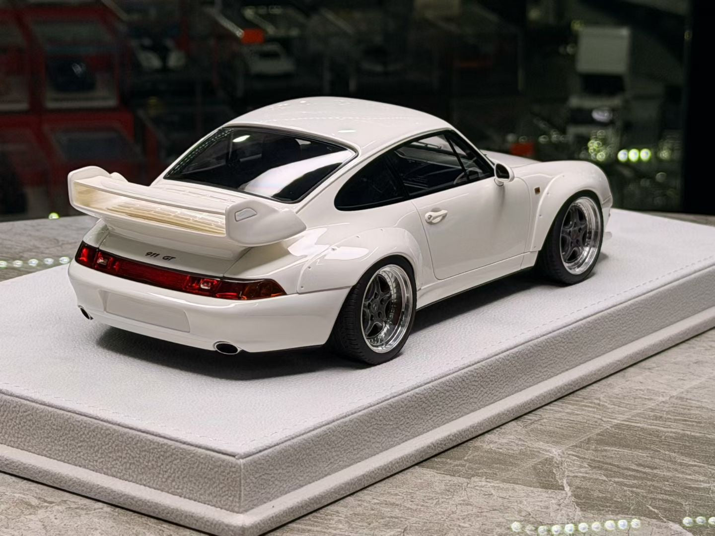 MakeUp Co. Porsche 911 (993) GT2 Street 1996 1/18