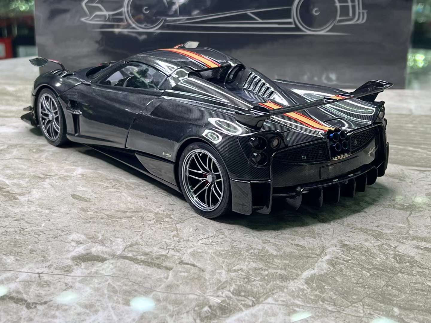 LCD Pagani Huayra Roadster BC 1/18