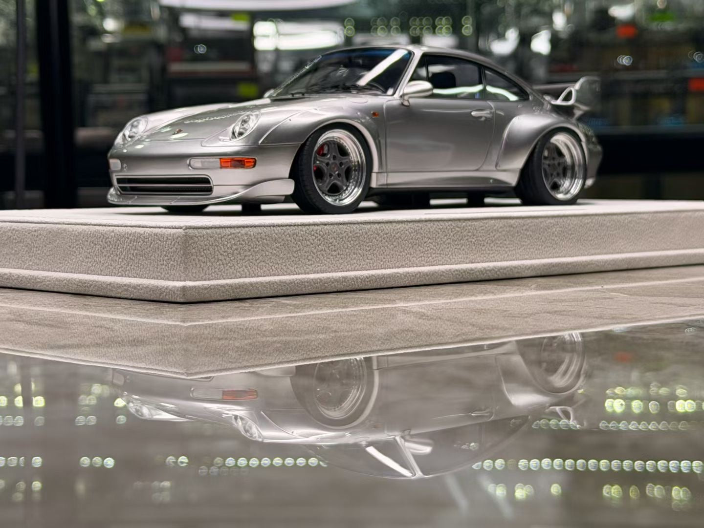 MakeUp Co. Porsche 911 (993) GT2 Street 1996 1/18
