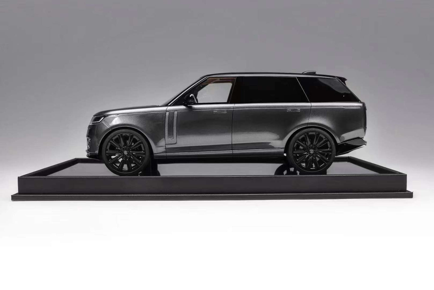 MotorHelix Range Rover LWB 1/18