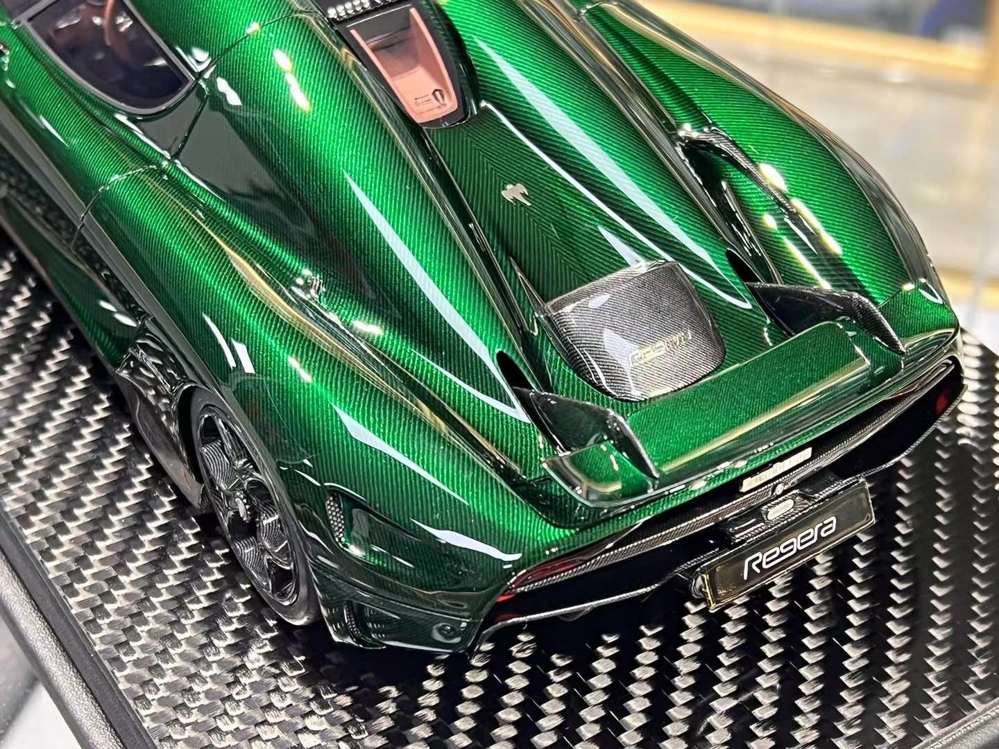 FrontiArt Koenigsegg Regera (Carbon Green) 1/18.