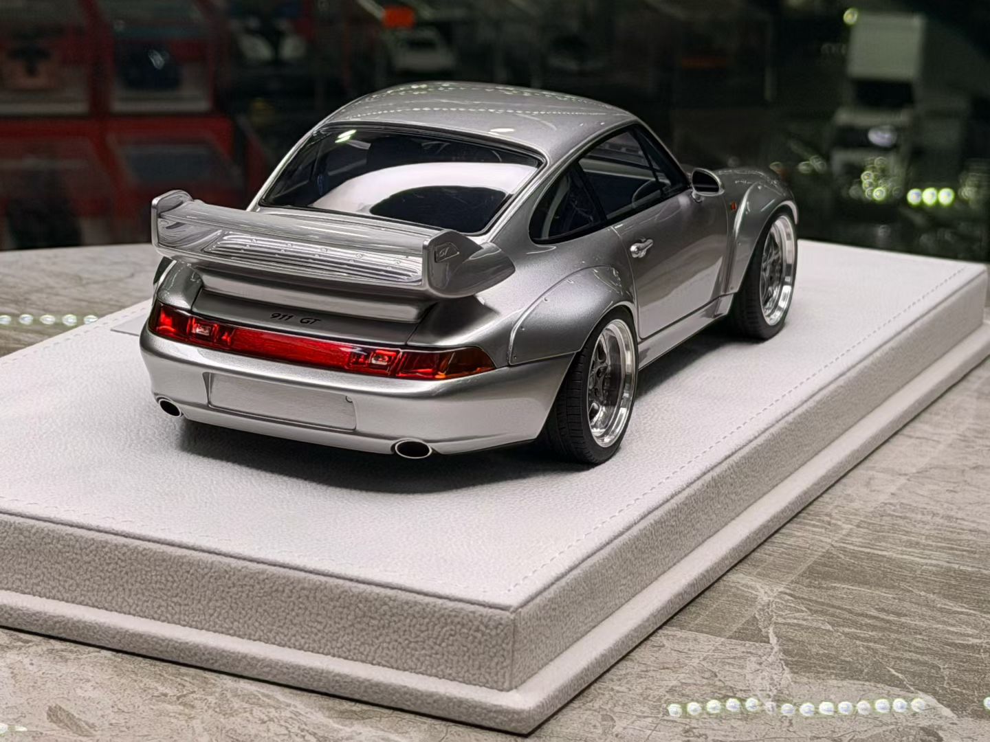 MakeUp Co. Porsche 911 (993) GT2 Street 1996 1/18