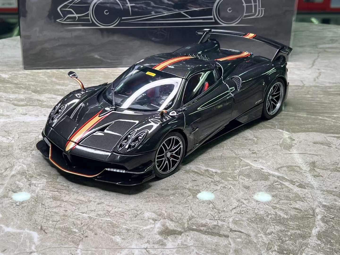 LCD Pagani Huayra Roadster BC 1/18