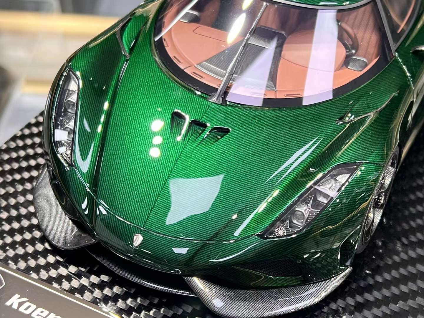 FrontiArt Koenigsegg Regera (Carbon Green) 1/18.