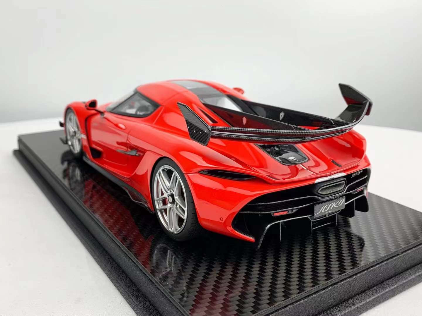 (Pre-Order) FrontiArt Koenigsegg Jesko 1/18 (Pearl Green)