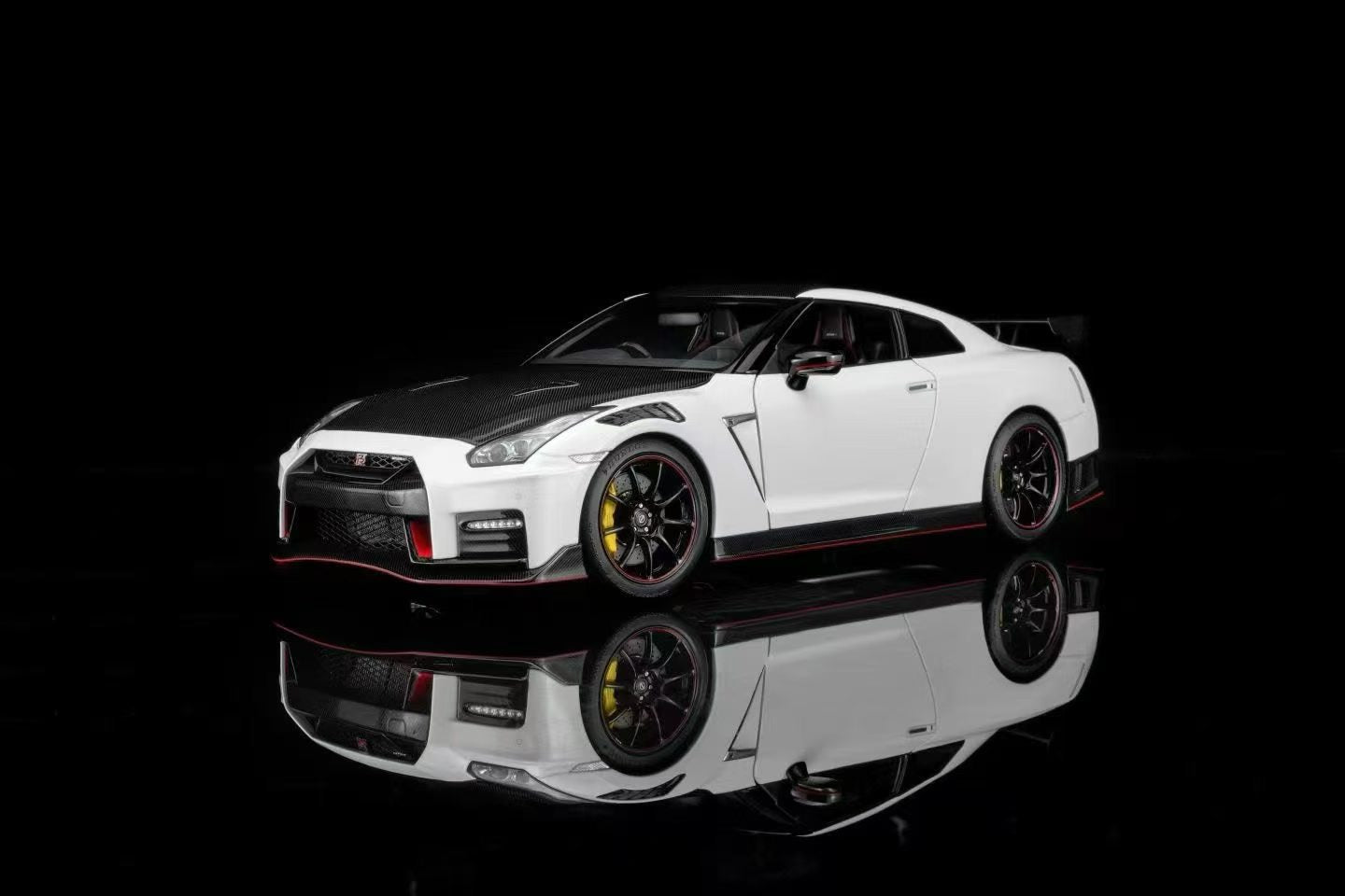 MotorHelix Nissan GT-R Nismo R35 1/18