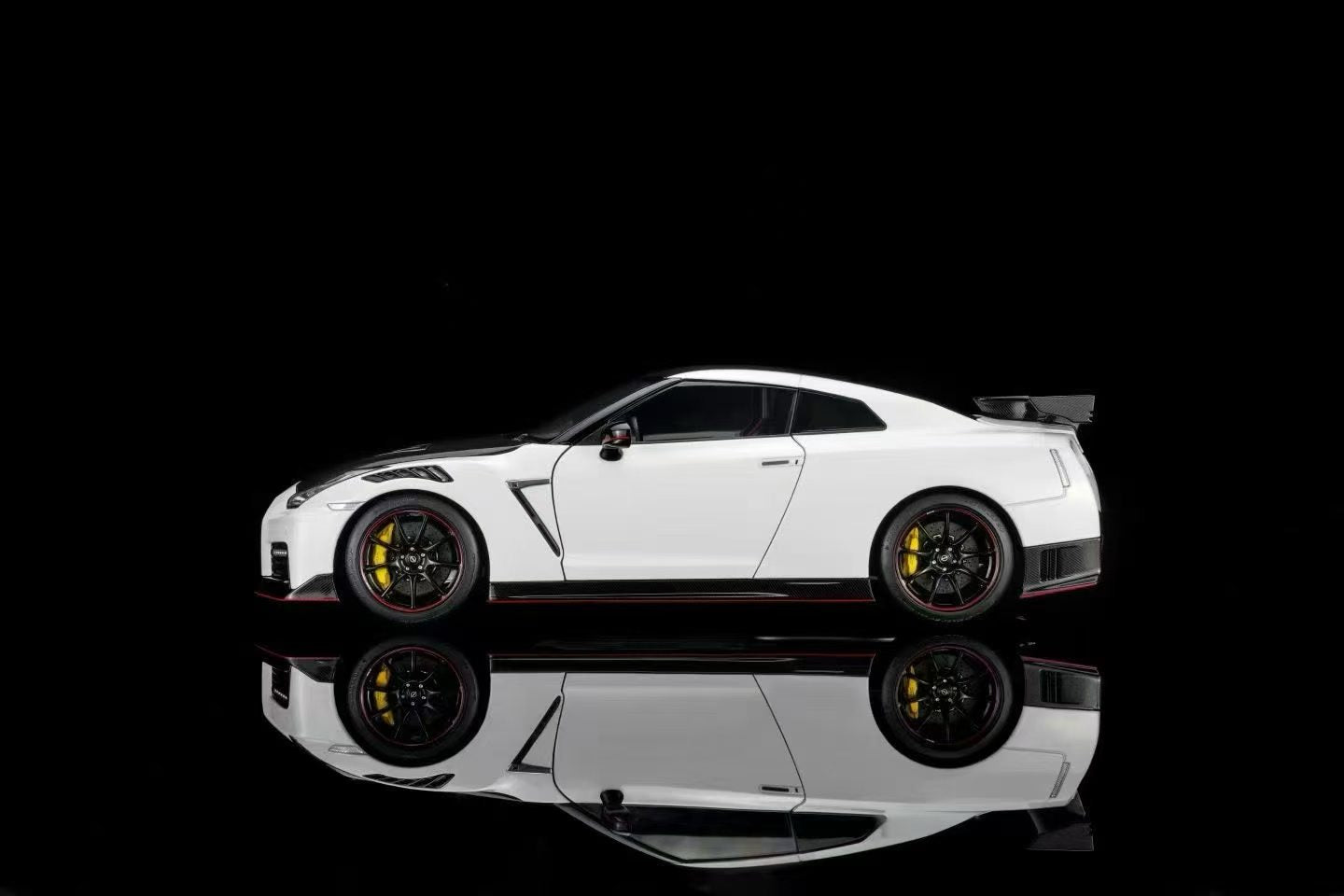 MotorHelix Nissan GT-R Nismo R35 1/18