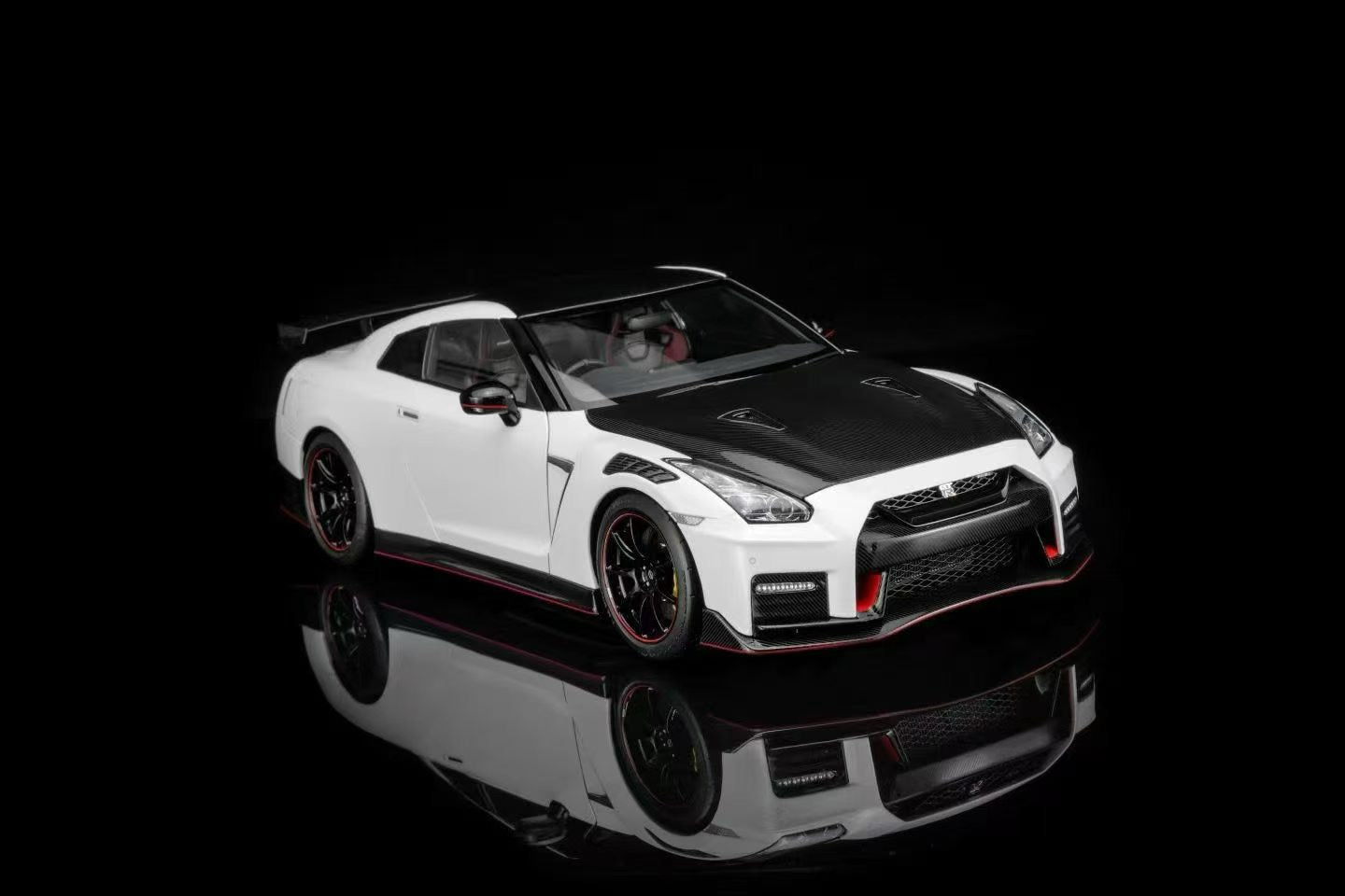 MotorHelix Nissan GT-R Nismo R35 1/18