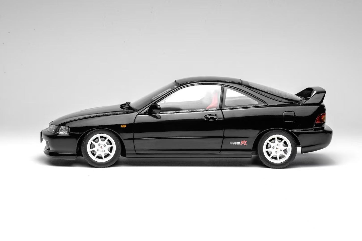 (Pre-Order) MotorHelix Honda Integra Type R (DC2) 1/18