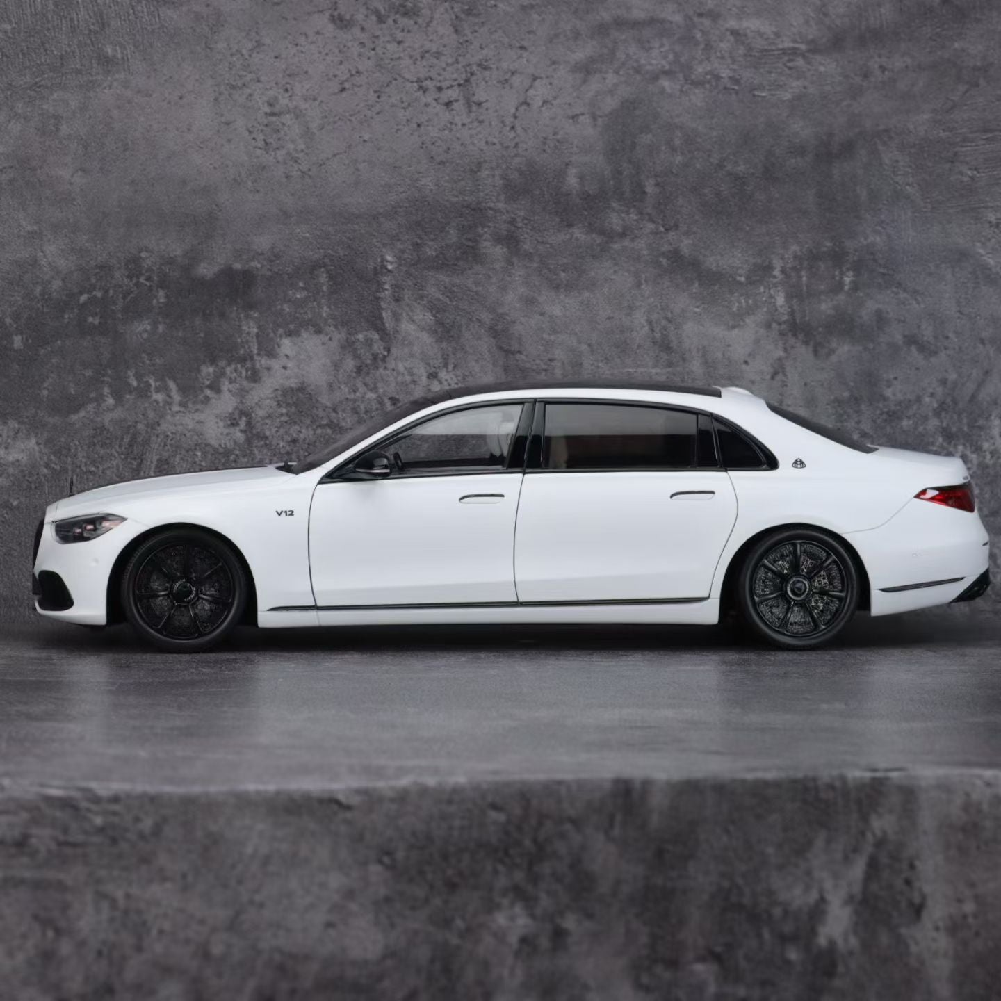 Almost Real Mercedes Maybach White Knight Edition 1/18