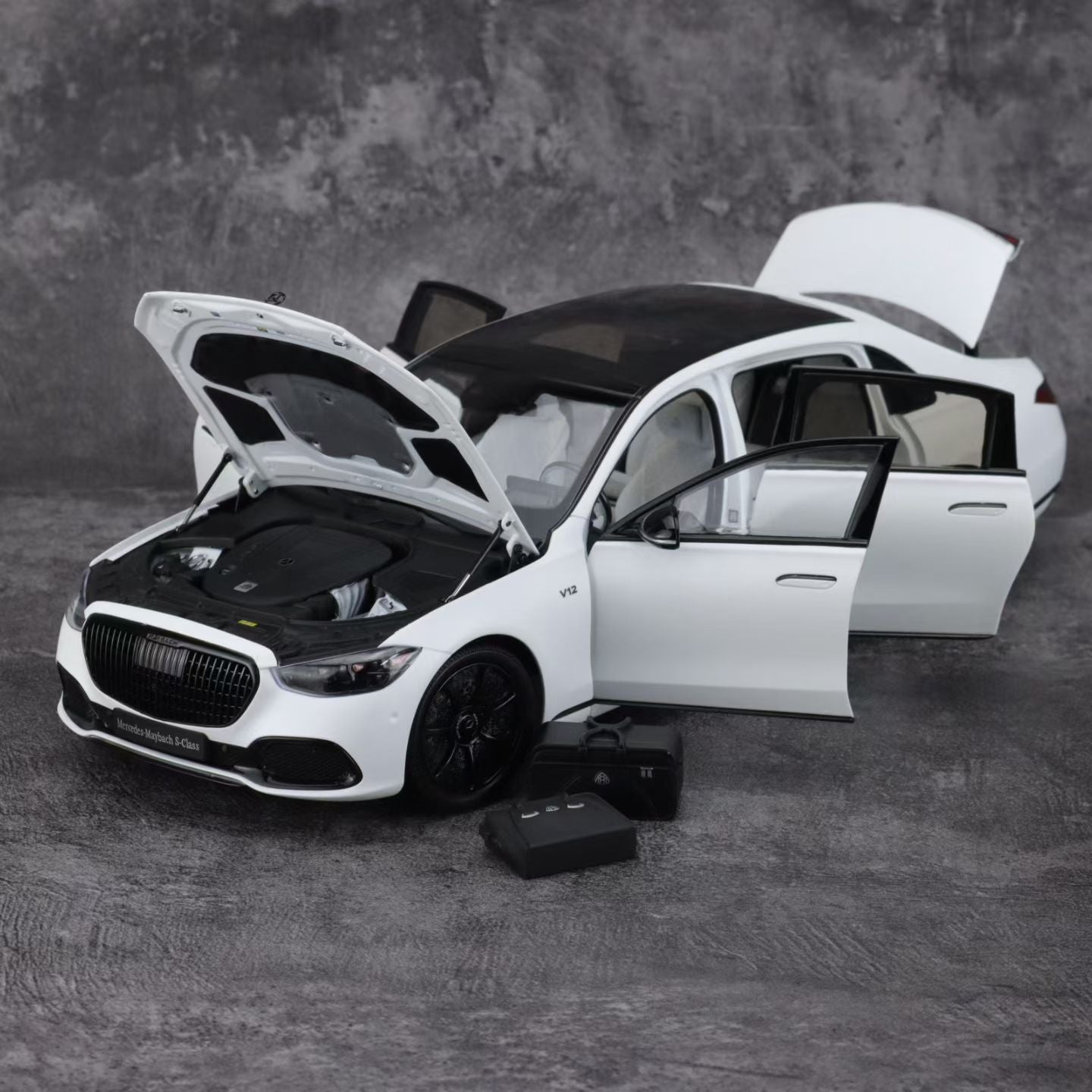 Almost Real Mercedes Maybach White Knight Edition 1/18