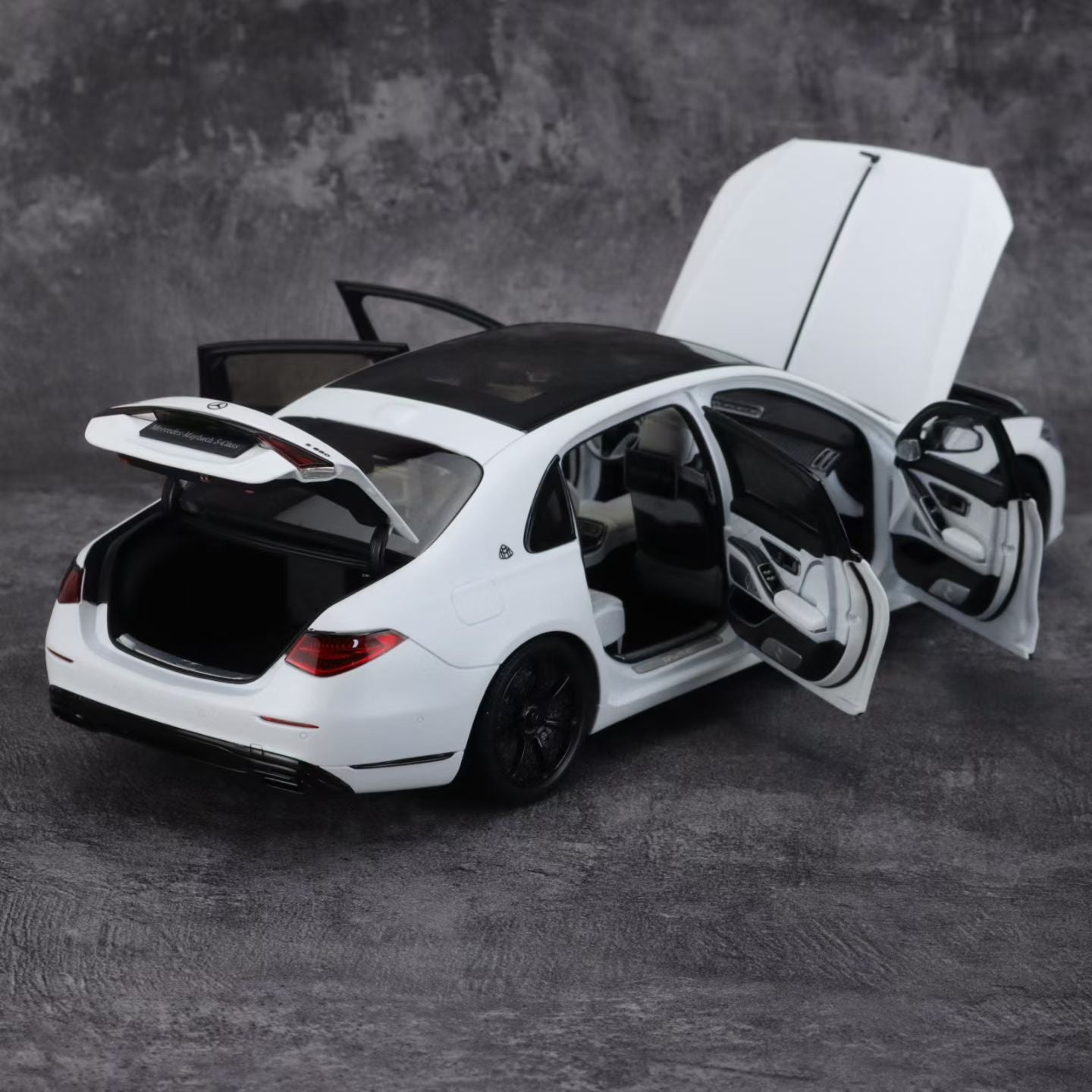 Almost Real Mercedes Maybach White Knight Edition 1/18