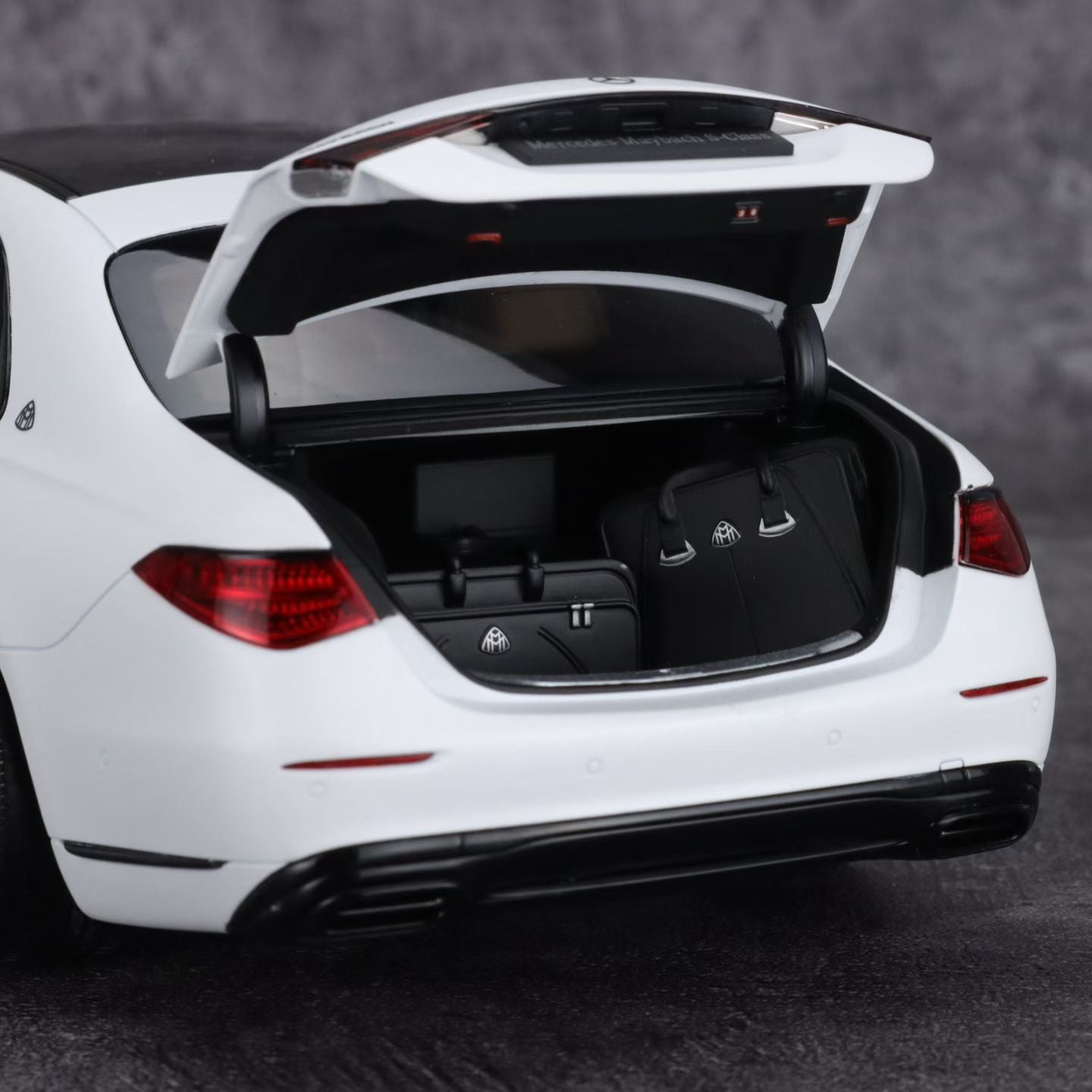 Almost Real Mercedes Maybach White Knight Edition 1/18