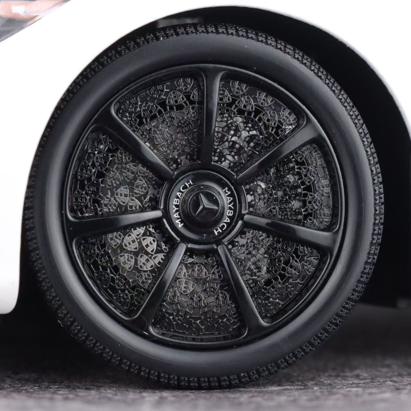 Almost Real Mercedes Maybach White Knight Edition 1/18