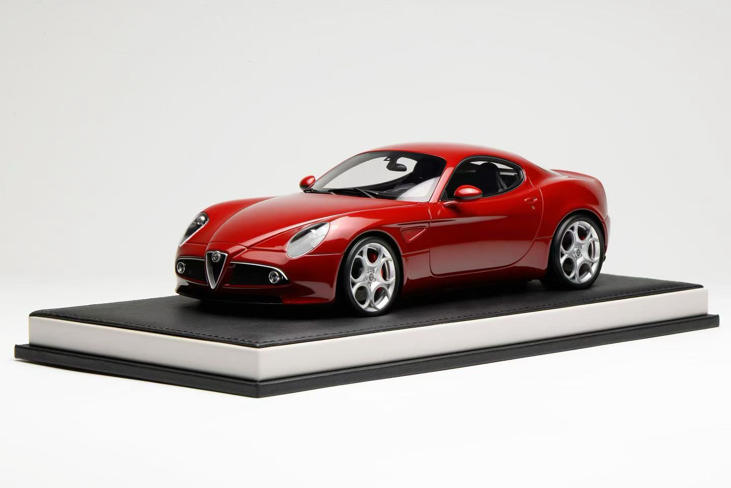 Pre-Order) MotorHelix Alfa Romeo 8C Competizione 1/18 – IronCookie