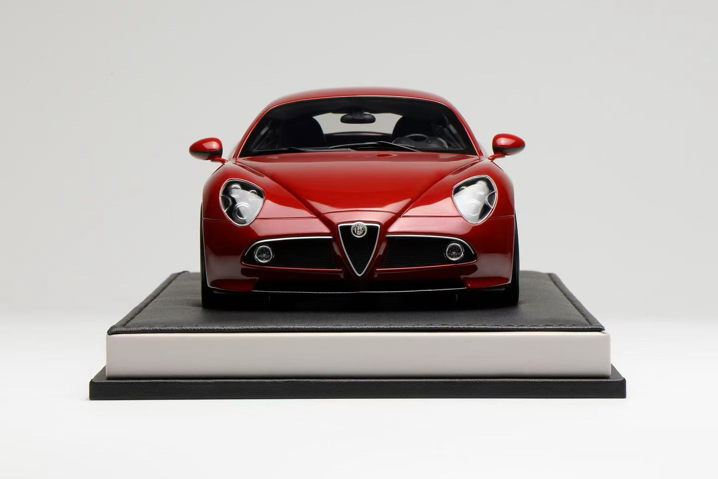 Pre-Order) MotorHelix Alfa Romeo 8C Competizione 1/18 – IronCookie