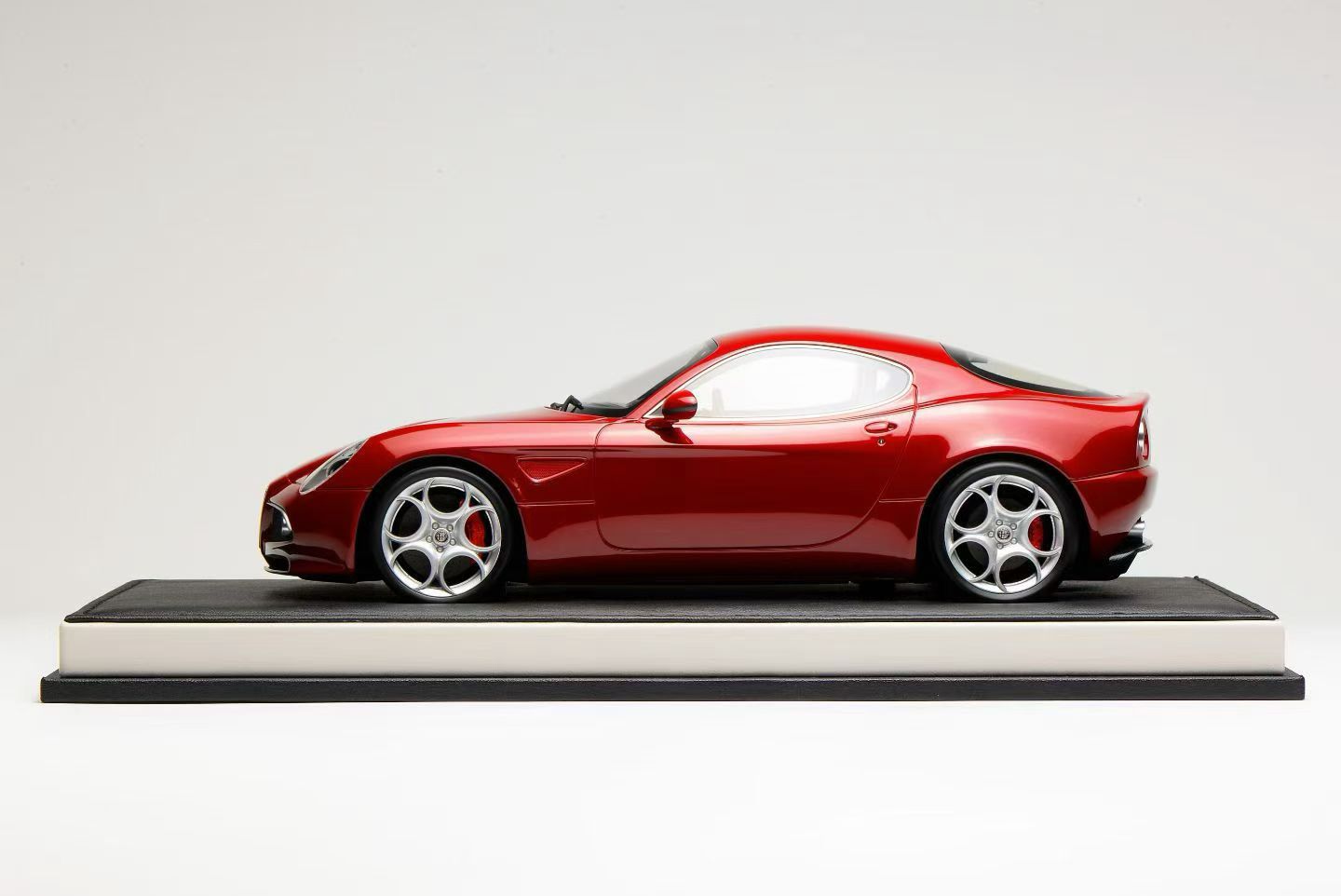 (Pre-Order) MotorHelix Alfa Romeo 8C Competizione 1/18