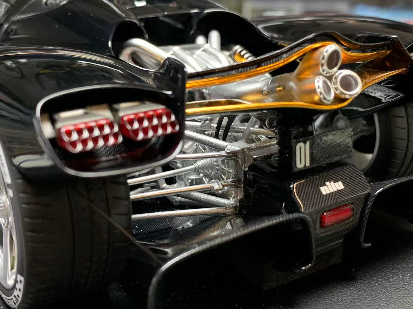 MotorHelix Nilu 27 1/18
