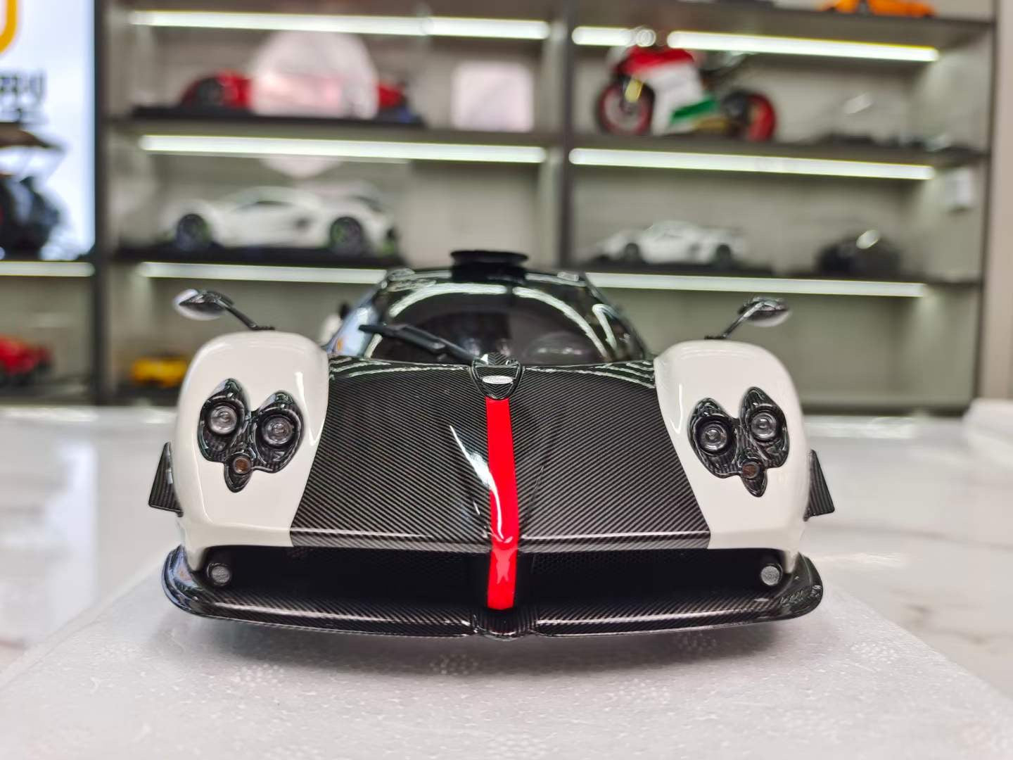 Pagani Zonda Cinque 1/18 Peako – Modèle Résine Collection (occasion)